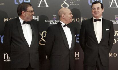 El ministro Wert, entre el presidente de la Academia, Enrique González Macho (izquierda) y Leopoldo González-Echenique, presidente de RTVE, en la gala de los Goya 2013.