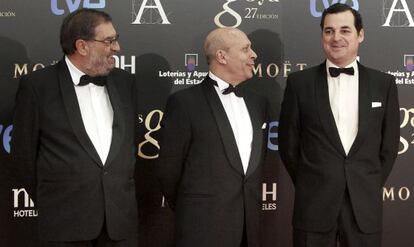 El ministro Wert, entre el presidente de la Academia, Enrique Gonz&aacute;lez Macho (izquierda) y Leopoldo Gonz&aacute;lez-Echenique, presidente de RTVE, en la gala de los Goya 2013.