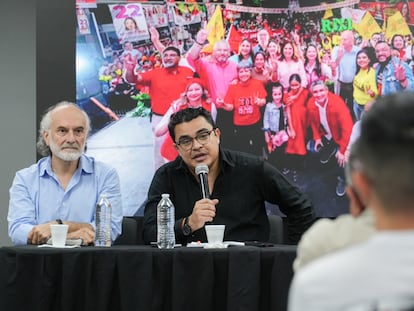 Gerardo Torres (al centro) en Tegucigalpa, este jueves.