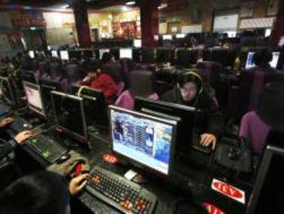 Varias personas utilizan los ordenadores de un cibercafé para conectarse a Internet en Pekín (China). EFE/Archivo