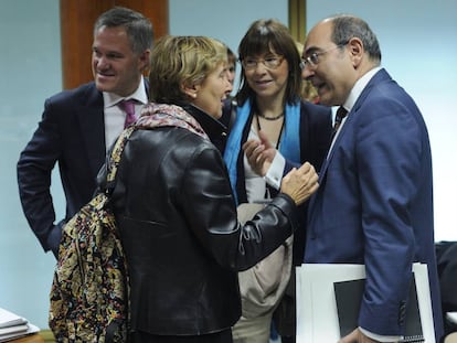 María Jesús Múgica, (centro), junto al consejero de Salud, Jon Darpón.