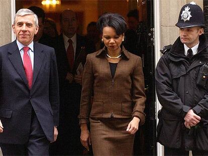 La secretaria de Estado norteamericana, Condoleezza Rice, sale del número 10 de Downing Street junto al ministro de Exteriores británico, Jack Straw.
