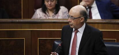 El ministro de Hacienda, Crist&oacute;bal Montoro, durante su intervenci&oacute;n hoy en la sesi&oacute;n de control al Gobierno en el Congreso de los Diputados.