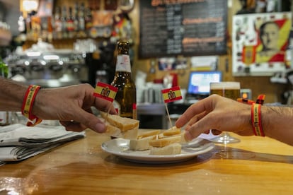 En la actualidad, el local es muy reconocible desde la plaza de Legazpi por el color rojigualda de su fachada. En la taberna, se mezclan las patatas bravas, chopitos y chorizo a la sidra con las fotos del dictador, banderas con el águila de San Juan y demás elementos de estética fascista.