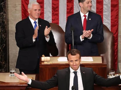 O presidente francês, Emmanuel Macron, é aplaudido no Congresso. Atrás, à esquerda, o vice-presidente dos EUA, Mike Pence, e o líder do Congresso, Paul Ryan