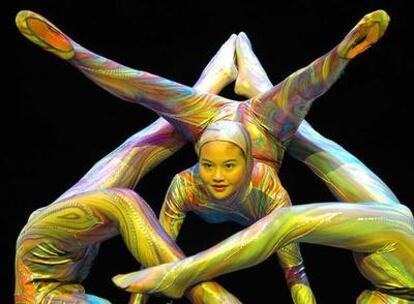 Representación de <i>Magical</i><b> por la Zunyi Acrobatic Troupe.
