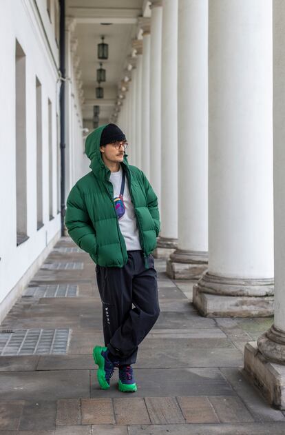 Jakub Józef Orliński, en exterior del Teatro Nacional de Varsovia, la ciudad en la que nació y vive esta estrella mundial de la ópera barroca.