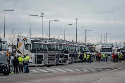 Varios camioneros, durante la concentración en el Wanda metropolitano, en el décimo día de huelga.