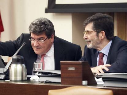 A la izquierda, el presidente de la Autoridad Fiscal, Jos&eacute; Luis Escriv&aacute;, con el diputado socialista Jos&eacute; Enrique Serrano