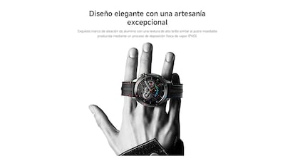 Smartwatch Xiaomi sobre fondo blanco.