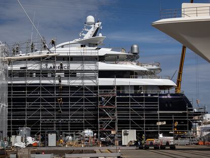 Trabajadores de MB92 realizan el mantenimiento de un yate en Barcelona.