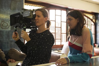 Belén Funes, on the right, in the filming of 'Los Tortuga'.