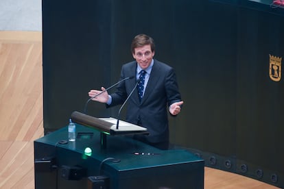 El alcalde de Madrid, José Luis Martínez Almeida, durante una sesión ordinaria del pleno municipal, en el Palacio de Cibeles, a 28 de enero de 2025, en Madrid (España).