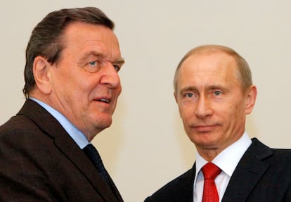 Foto de archivo de presidente ruso. Vladimir Putin y el excanciller alemán Gerhard Schröder.