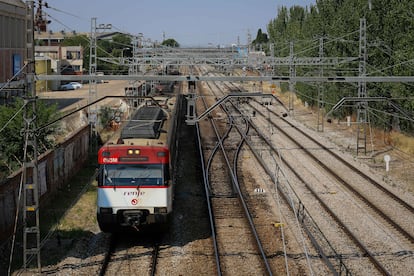 Un tren de cercanías en Alcalá de Henares (Madrid), este miércoles. 
