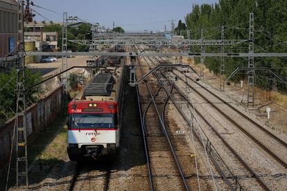 Un tren de cercanías en Alcalá de Henares (Madrid), este miércoles. 
