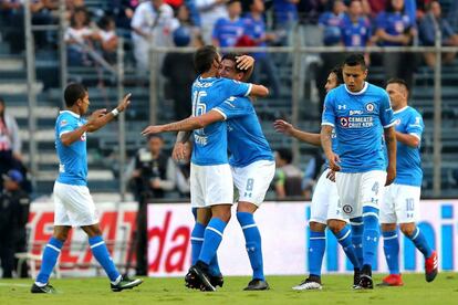 Los jugadores de Cruz Azul celebran el gol