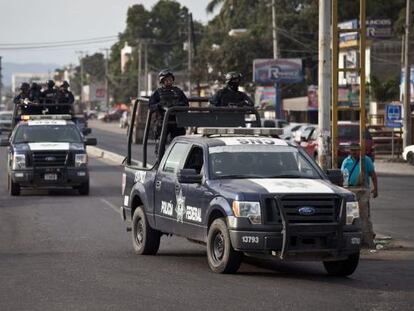 Carros da patrulha em Lázaro Cárdenas.