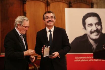 El hijo de Gabriel Garc&iacute;a M&aacute;rquez, Gonzalo, recibe la medalla de manos del alcalde Trias