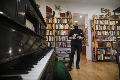 Pepe Olona en su librería Arrebato, en el barrio de Malasaña