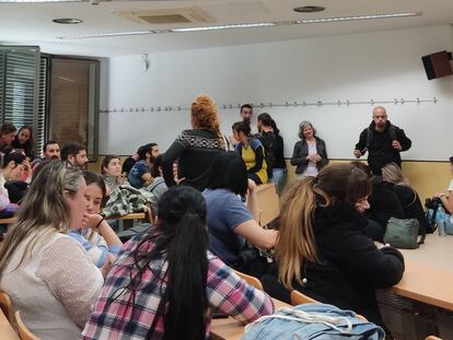 Aspirantes a las oposiciones para conseguir plaza de funcionario de la Generalitat como educadores sociales, durante la espera de unos exámenes que nunca llegaron, en una imagen cedida por uno e los aspirantes. (E.R.)