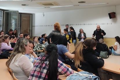 Aspirantes a las oposiciones para conseguir plaza de funcionario de la Generalitat como educadores sociales, durante la espera de unos exámenes que nunca llegaron, en una imagen cedida por uno e los aspirantes. (E.R.)