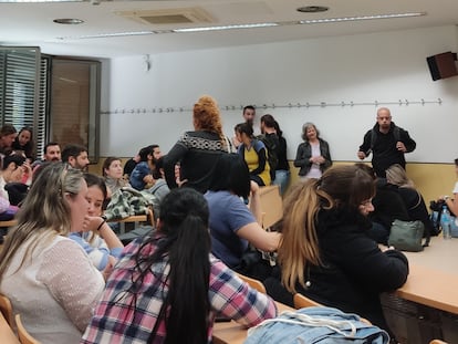 Aspirantes a las oposiciones para conseguir plaza de funcionario de la Generalitat como educadores sociales, durante la espera de unos exámenes que nunca llegaron, en una imagen cedida por uno e los aspirantes. (E.R.)