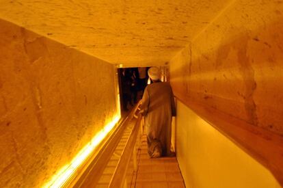 "Tras este soberbio trabajo, deberíamos limitar el número de visitantes", afirmó el arqueólogo egipcio Zahi Hawass, parte del equipo que ha llevado acabo las labores de conservación. En la imagen, vista del interior de la tumba de Tutankamón, este jueves en Luxor.