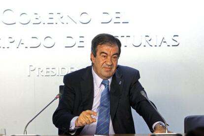 Álvarez-Cascos, durante la rueda de prensa tras el Consejo de Gobierno de ayer.