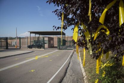 La presó de Lledoners clareja plena de llaços grocs.