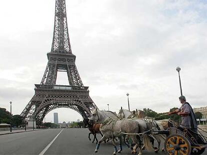 Una cuadriga promociona por las calles de París el espectáculo romano.