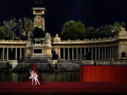 Recreación del escenario que se construirá en el estanque del Retiro para representar 'El lago de los cisnes'.