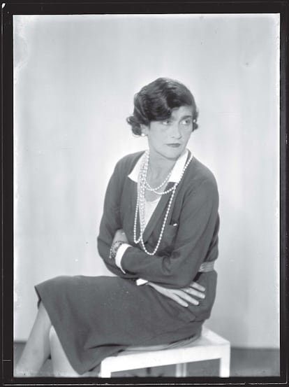 Retrato de la modista francesa Coco Chanel en 1930. Man Ray comenzó a realizar encargos para las principales publicaciones de moda de la época (© 2011 Man Ray, VG Bild-Kunst, Bonn / cortesía de Schirmer/Mosel).