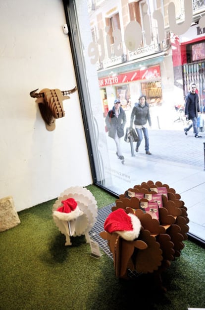 Escaparate de Curiosité, tienda dedicada a regalos originales en la calle Corredera Alta de San Pablo, Madrid.