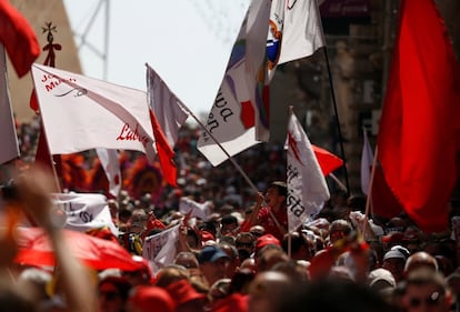 Partidarios del Partido Laborista participan en la manifestación del Primero de Mayo, después de que el primer ministro Joseph Muscat pidiera ayuda a los seguidores como respuesta a las revelaciones del Proyecto Daphne, según los medios locales, en Valletta, Malta.