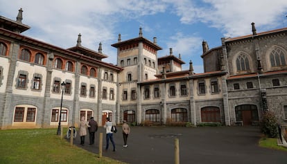 Edificio del antiguo convento de las esclavas, en Azpeitia (Gipuzkoa), antes de su transformación en apartamentos para jóvenes.