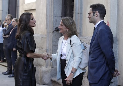 La Reina Doña Letizia saluda a Teresa Ribera, vicepresidenta tercera y a Joseph Oughourlian, presidente de PRISA, a su llegada al Colegio Oficial de Arquitectos para presidir la segunda edición de los ‘Premios Retina ECO’.