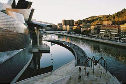 "Decidimos escribir y retratar el nuevo Bilbao. El resultante de la remodelación de las márgenes de la ría. Queríamos mostrar la vida cotidiana de esta gran avenida de agua que cruza la villa, que le dio riqueza en el pasado, y turismo, belleza y 'glamour' en el presente. Lo que antes era una cloaca industrial es ahora el gran paseo de la ciudad. Y el Guggenheim [arriba], el transatlántico que llegó de Nueva York para remontarla".