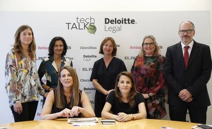 De pie: Gloria Sánchez (directora de transformación del Grupo Santander), Begoña García-Rozado (directora global de Fiscalidad de Iberdrola), Isabel López Bustamante (socia de Deloitte Legal), Marta García (socia de Risk Advisory de Deloitte) y Miguel Jiménez (director de CincoDías). Sentadas: Beatriz Esclusa (directora de gestión de servicios jurídicos de CaixaBank) y María Muñoz Viejo (responsable fiscal de Endesa)
