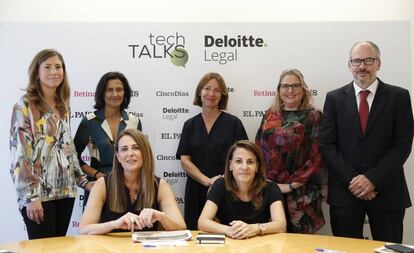 De pie: Gloria Sánchez (directora de transformación del Grupo Santander), Begoña García-Rozado (directora global de Fiscalidad de Iberdrola), Isabel López Bustamante (socia de Deloitte Legal), Marta García (socia de Risk Advisory de Deloitte) y Miguel Jiménez (director de CincoDías). Sentadas: Beatriz Esclusa (directora de gestión de servicios jurídicos de CaixaBank) y María Muñoz Viejo (responsable fiscal de Endesa)