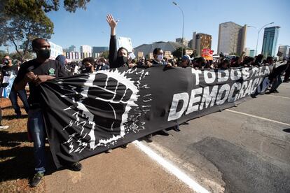 Em Brasília, dezenas de manifestantes sairam às ruas para protestar contra Bolsonaro.