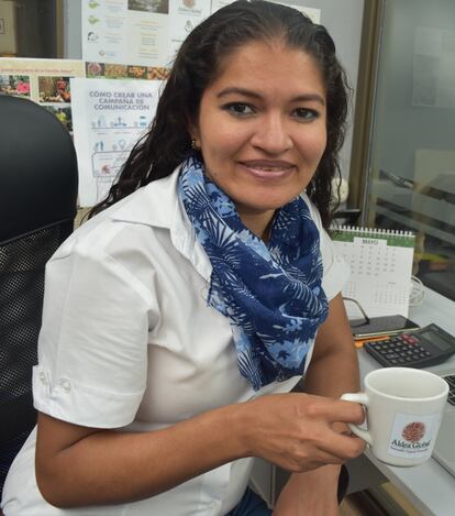 Ivania Rivera es vicegerente de cafés especiales de Aldea Global. “Lleva años de trabajo llegar al punto en que las familias vean que pueden obtener mejores resultados si tanto el varón como la mujer trabajan. Como organización, hemos invertido mucho en esta transformación. Puedo contar muchas historias de mujeres que eran tímidas cuando las conocí, que ni siquiera me atendían en sus fincas, y hoy sienten alegría y emoción, crecimiento y desarrollo a través del trabajo que se ha hecho con ellas. Hay que invertir en igualdad para cambiar la mentalidad en una sociedad rural profundamente machista”.