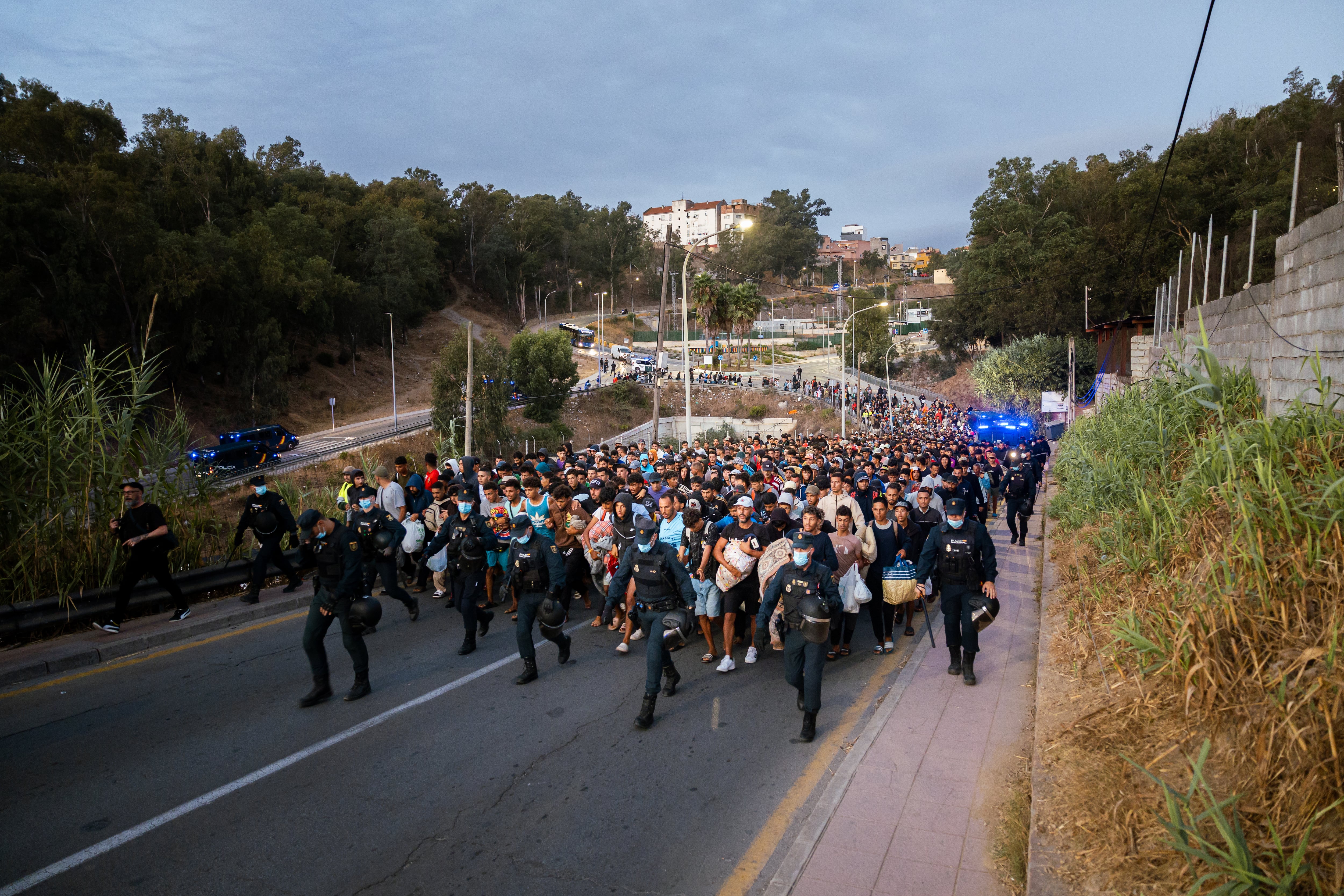 La Policía traslada a más de 800 migrantes a una nueva instalación: “¿Nos llevan a Marruecos?"