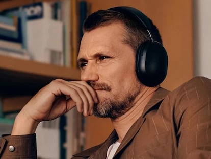 Sonos Ace utilizados por un hombre