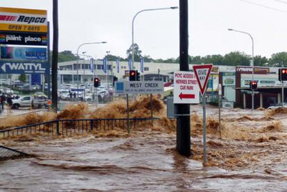 Una riada arrolla el pasado lunes una calle de la ciudad de  Toowoomba, en el Estado australiano de Queensland.
afp