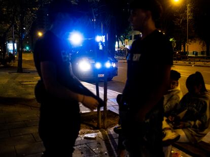 Grupo de jóvenes reunidos a la entrada del parque de la Vaguada, en el barrio del Pilar, donde el dispositivo policial ha impedido que se realice botellón.