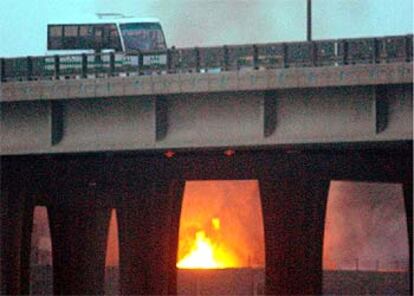 El fuego se extiende junto a un puente de Bagdad a primera hora de la mañana de ayer, tras un bombardeo estadounidense.