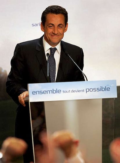 Ante numerosos y entusiastas seguidores reunidos cerca de la sede de su partido, la conservadora y gobernante UMP, Sarkozy, ha dado las gracias "de todo corazón" a los franceses que hoy le colocaron en cabeza de la primera ronda de las elecciones presidenciales y dijo que quiere unir a todos sus compatriotas en el "sueño" de una "República fraternal"