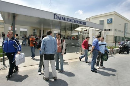 Trabajadores de Mercedes Benz en la puerta de la planta de Vitoria,