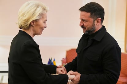 La presidenta de la Comisión Europea, Ursula von der Leyen, saluda al presidente de Ucrania, Volodímir Zelenski, el pasado 26 de abril en Roma.
